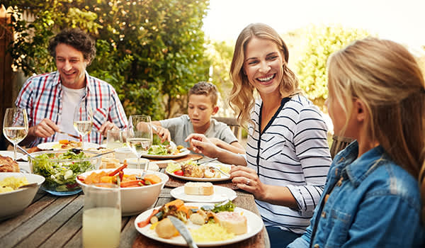 幸福的家庭享受一个健康的一餐。