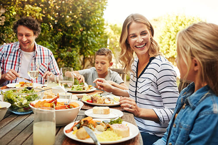 幸福的家庭享受一个健康的一餐。