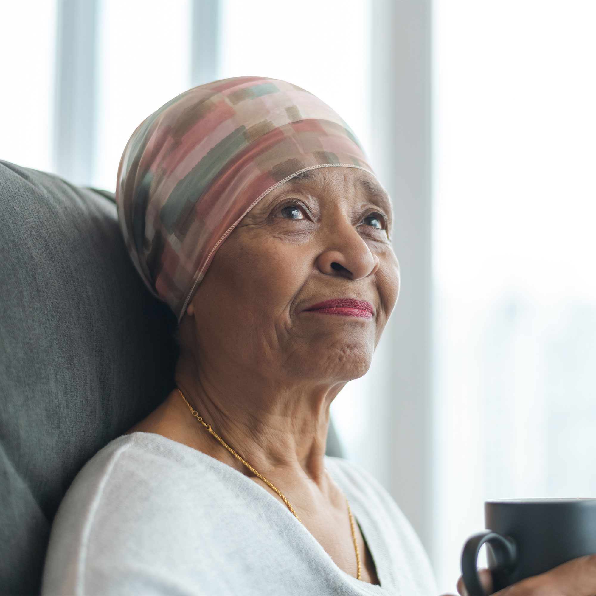 一位年长的妇女坐在椅子上