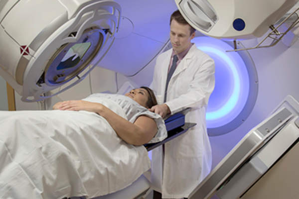 女子接受放射疗法,