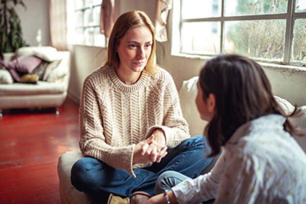 母亲和女儿在谈话。