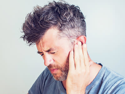 男子用耳朵疼痛。