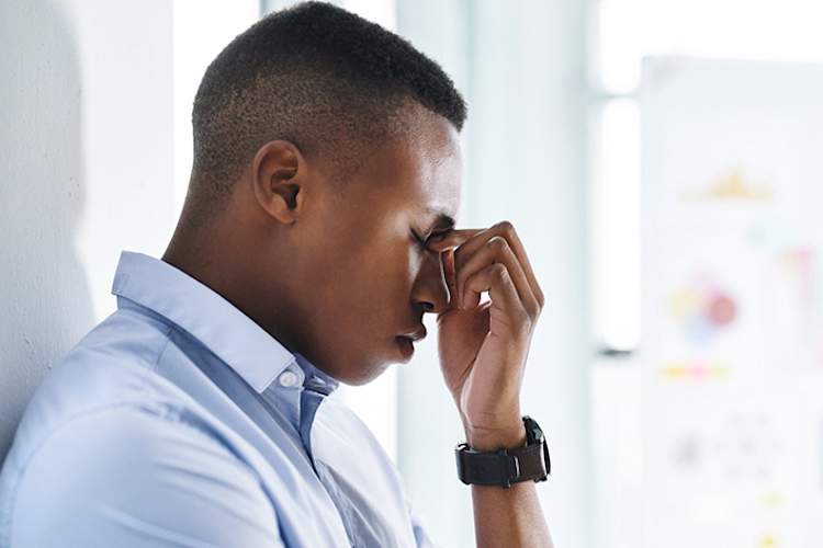 年轻的商人与头痛。