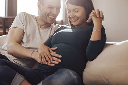 微笑，健康怀孕的夫妇。