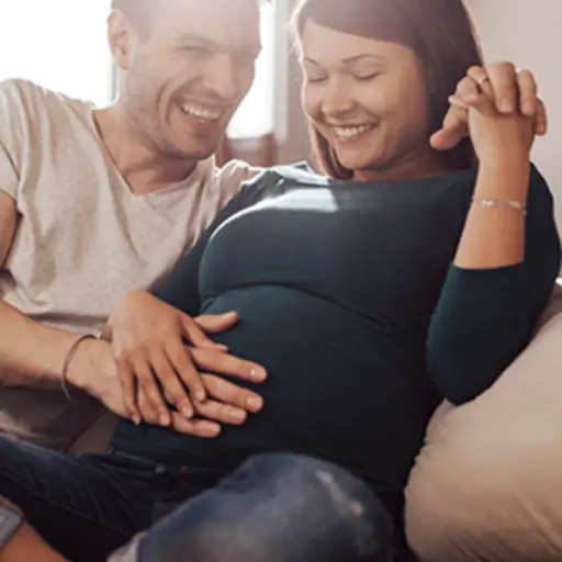 微笑,健康怀孕的夫妇。