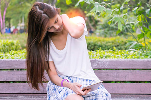 女子颈部疼痛跟踪她的症状。