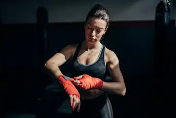 boxer wrapping hands