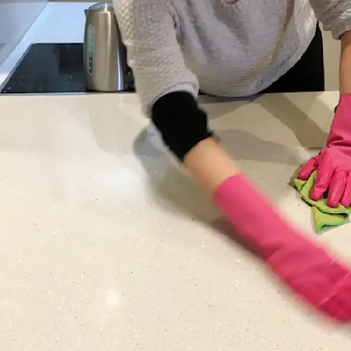 用双手清洗柜台。