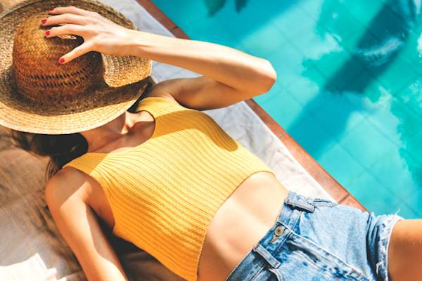 女人放下旁边的游泳池,帽子覆盖面