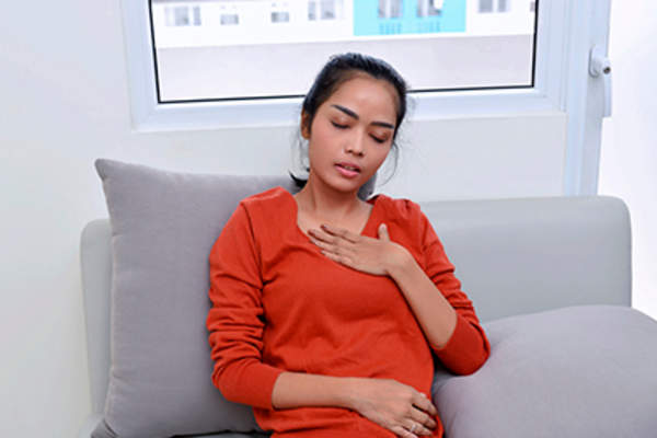 年轻女子坐在气息的沙发上短。“>
</picture>
</header>
<figcaption class=