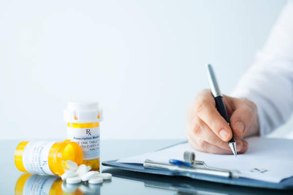 医生书写处方用药。