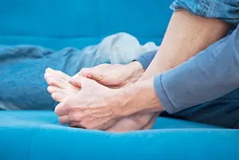 男人抓着他的脚。