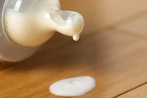 牛奶从婴儿奶瓶里漏出来