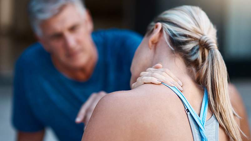 女子颈部和肩部疼痛信号传导心脏发作。