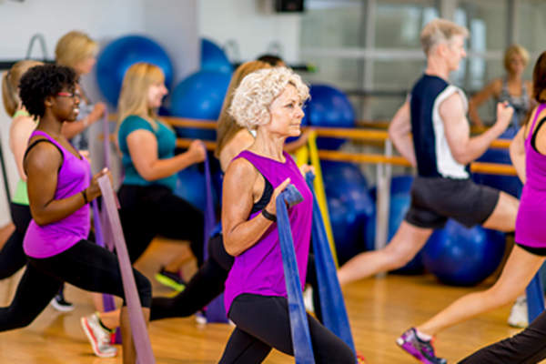 带阻力带的力量训练班。