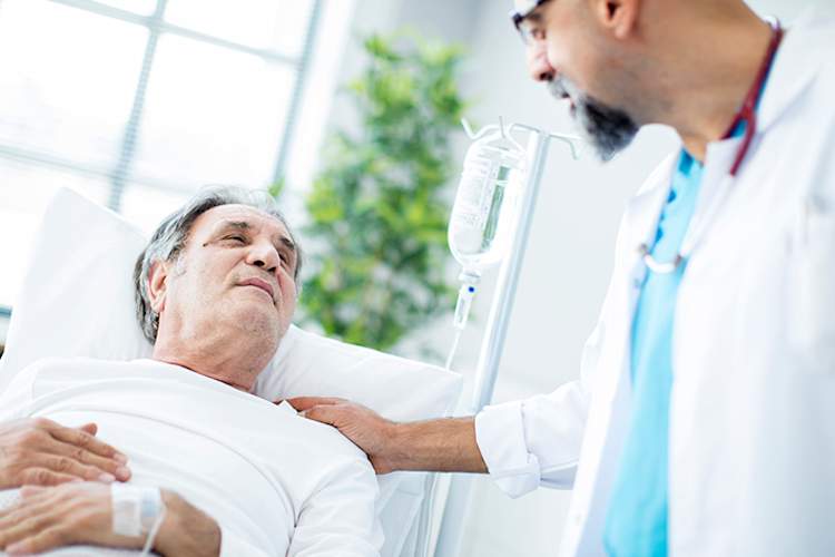 医生安慰与白血病患者高层。