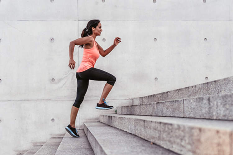 跑上楼的女人形象