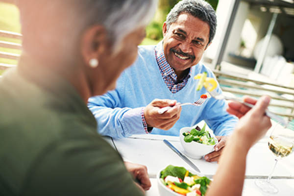 丈夫和妻子吃着健康的沙拉。