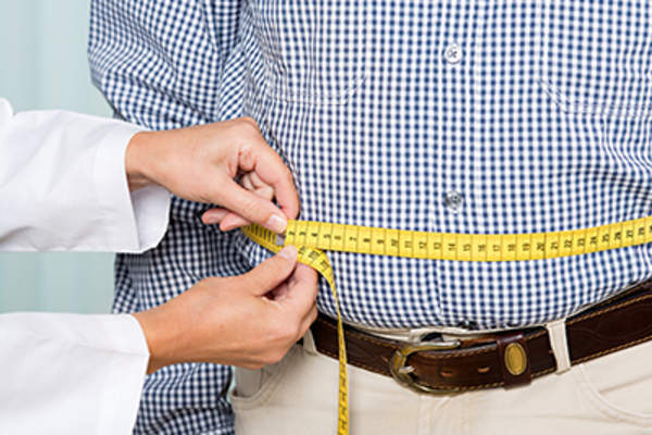 医生称重肥胖的人。