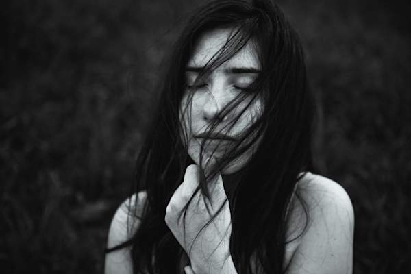 闭着眼睛的黑白女人肖像
