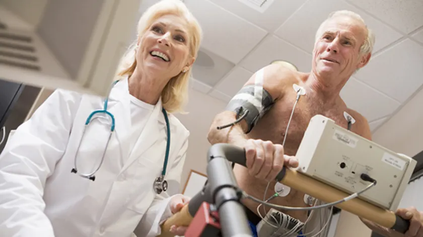 Uomo anziano che fa un test sul tapis roulant della frequenza cardiaca.