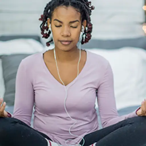 有耳机的妇女思考。