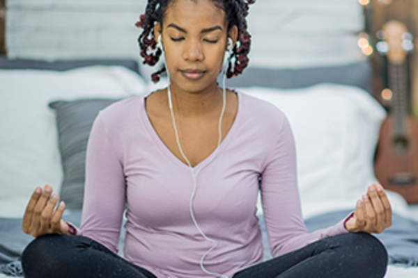 戴着耳机冥想的女人。