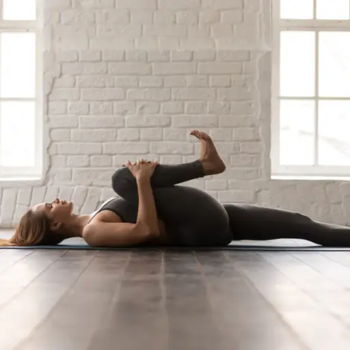 女人在瑜伽垫上伸展