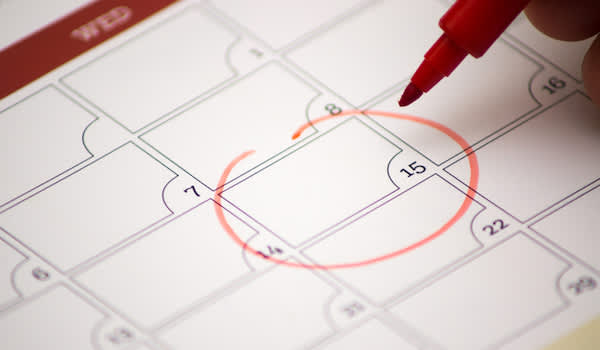 在日历上标记日期以跟踪周期。