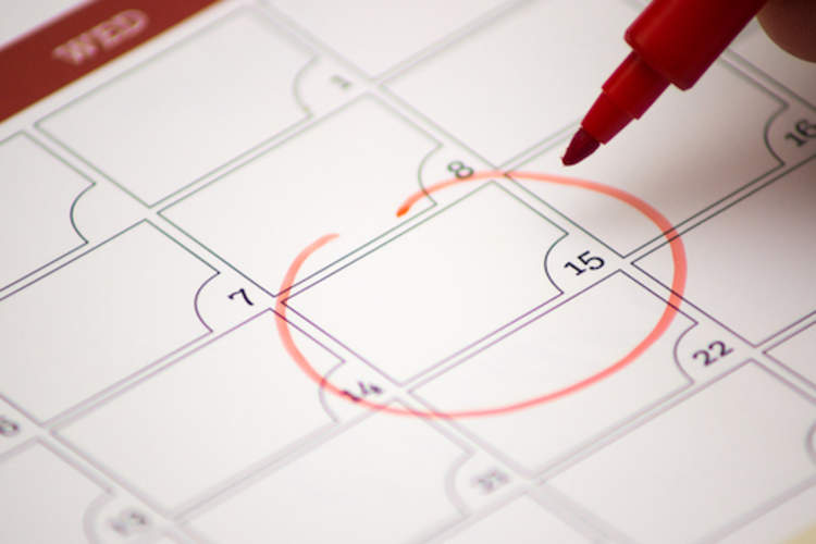 在日历上标记日期以跟踪周期。