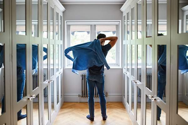 男子在走廊镜像改变衬衫
