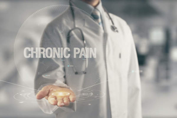 医生手握全息字“慢性疼痛”