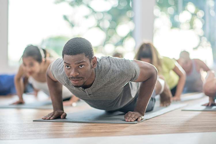 瑜伽课程缓解克罗恩相关关节炎的症状。