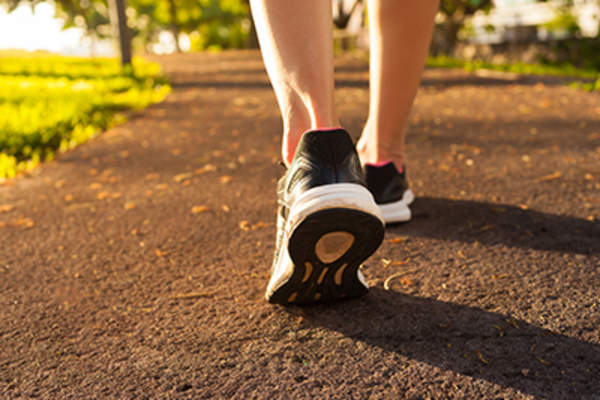 在路径之外女人走