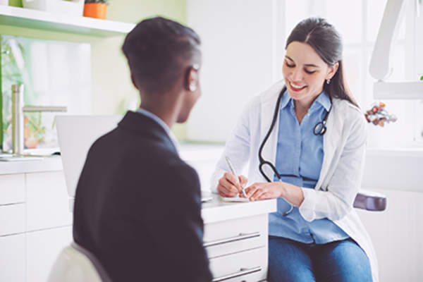 病人交谈,她的医生有关自身免疫性疾病和生育控制。