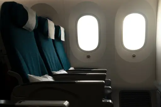 在飞机上的空的长腿座位