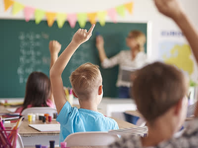 教室里一个孩子举起了手。