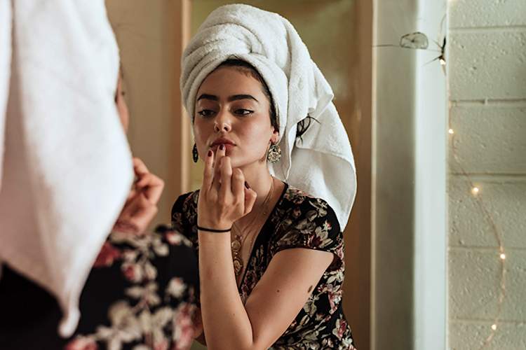 化妆用毛巾女人裹住她的头