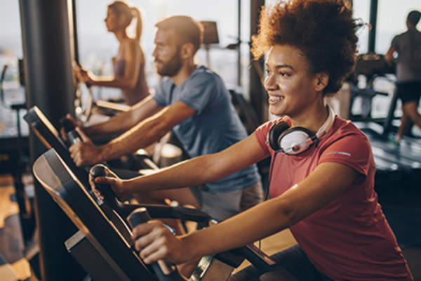 人们在健身房锻炼。