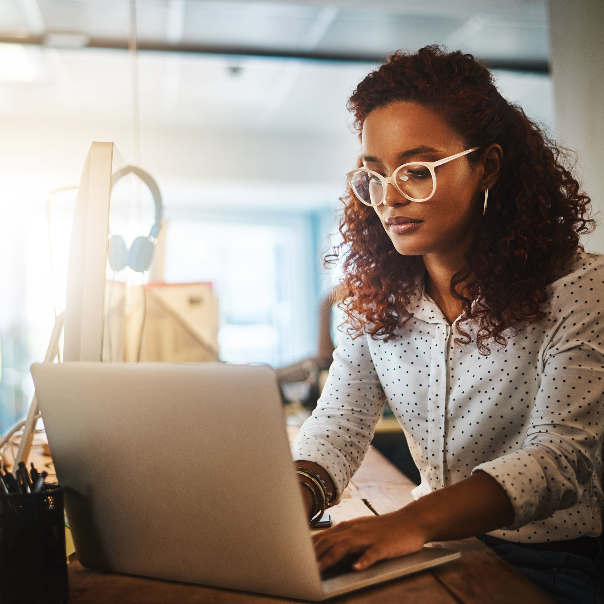 一个严肃的女人在办公室伏案工作