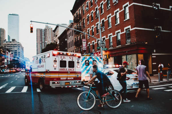 救护车上的城市街道