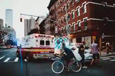 救护车在城市街头