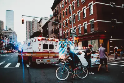 城市街上的救护车