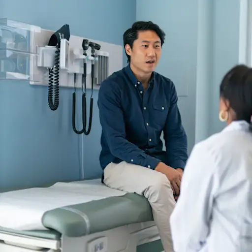 男人和医生谈话