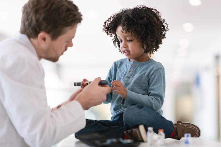 糖尿病男孩看医生