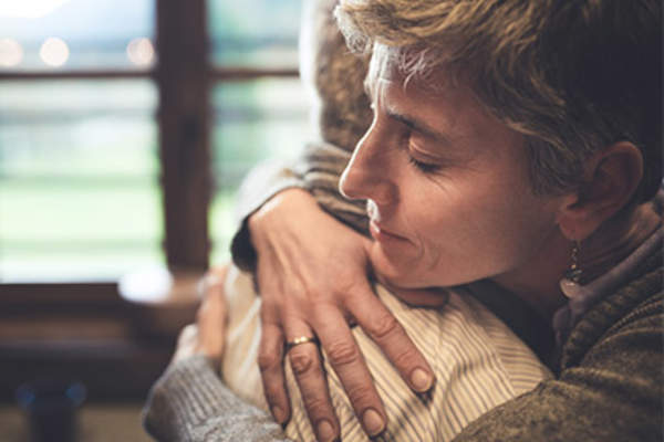 高级夫妇拥抱。