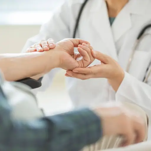 医生正在检查病人的手腕