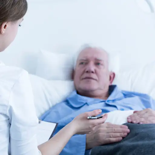 一个男人躺在病床上，护士在跟他说话。