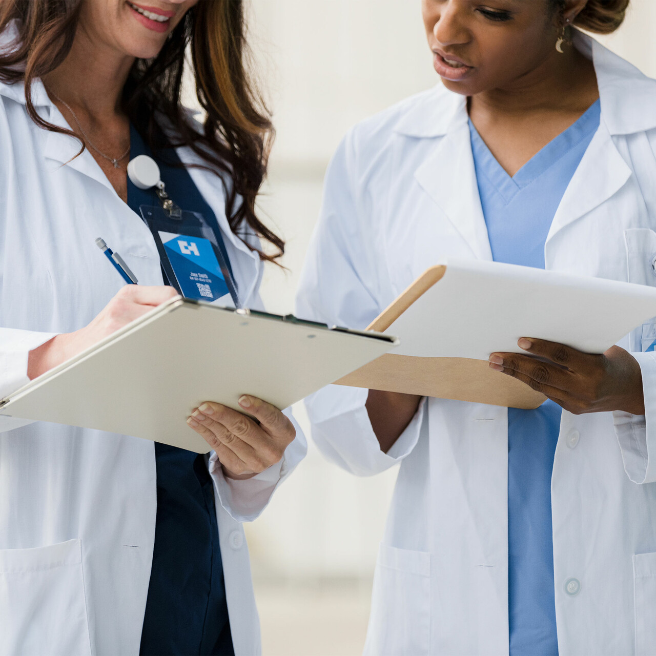 两名医生咨询病人在一起