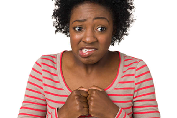 担心年轻女子咬着嘴唇。